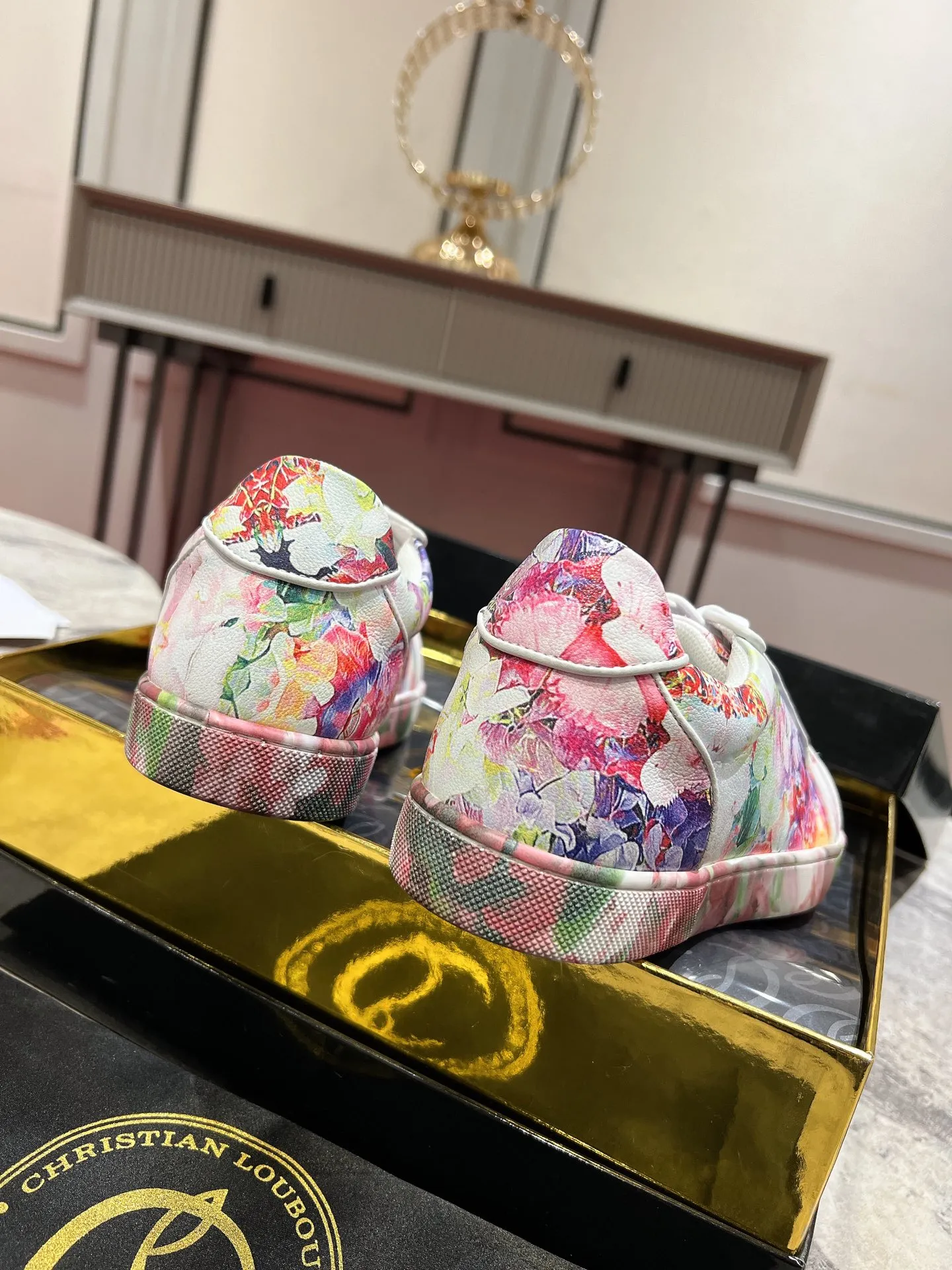 👟👟Ex-factory price 680👟👟 ╔Low-top back printed pink and white model╗ ·Top version customization·²⁰²²𝐬𝐬 𝑪𝒉𝒓𝒊𝒔𝒕𝒊𝒂𝒏 𝑳𝒐𝒖𝒃𝒐𝒖𝒕𝒊𝒏 ▪️No matter the last shape, fabric, diamonds, nails, lining, outsole, they are as close as possible to ZP... ▪️The original sole is specially provided by the original factory ▪️The lining is imported water-dyed cowhide ▪️Private customization time is about 3-7 days —————— Size: Women's 35M-41M Men's 38M-47M, half size can be customized